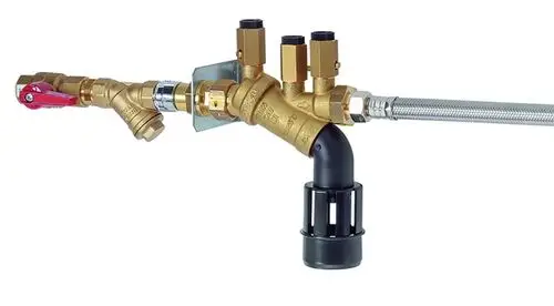 Eckventil mit mehreren Anschlüssen aus Messing, ausgestattet mit einem schwarzen Kunststoffteil und einer flexiblen Verbindung, hergestellt von IMI Hydronic Engineering.